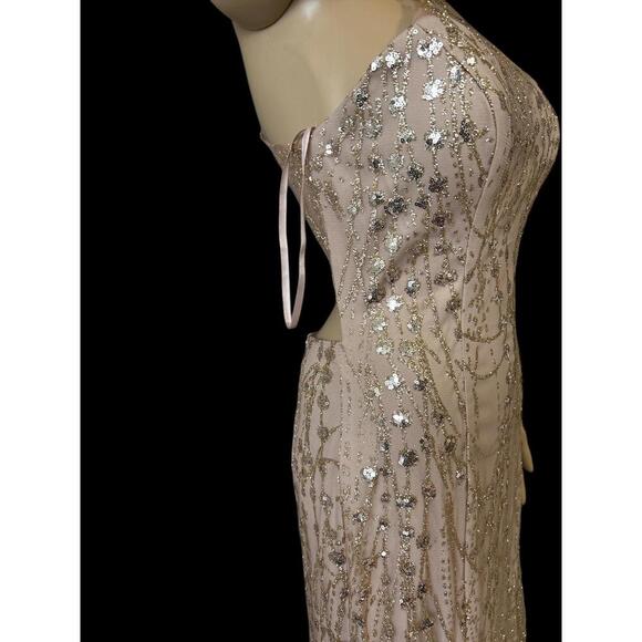 Elegant Evening Gown - Picture 3 of 8